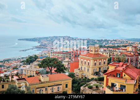 Neapel, Italien - 7. November 2023: Aus der Vogelperspektive von Neapel aus der Burg Sant`Elmo. Die Provinz Kampanien Stockfoto